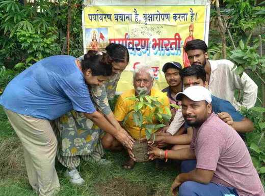 एक पेड़ माँ के नाम अभियान के तहत पर्यावरण भारती ने लगाया लीची का पेड़, पर्यावरण संरक्षण का दिया संदेश